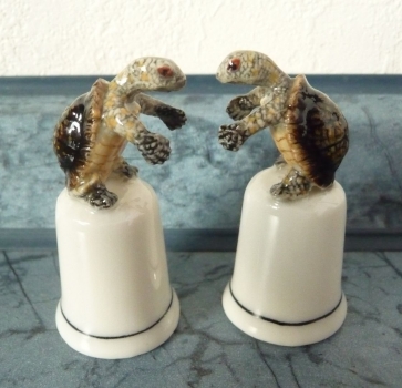 Preview: Porzellan Fingerhut einer aufrecht stehenden Sumpfschildkröte
