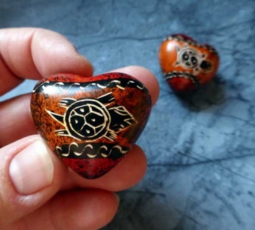 Preview: KENIA - Speckstein in Herzform, bemalt mit Schildkröten Motiv