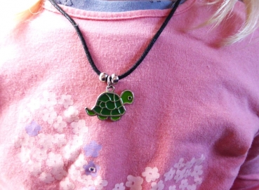 Halskette mit Schildkrötenanhänger aus Metall