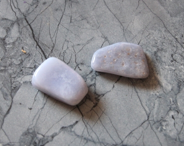 Chalcedon flache Halbedelsteine Unikate 2-6cm