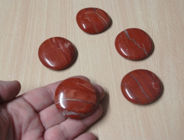 Scheibenstein Jaspis rotbraun ca. 5x6cm mit 0,8cm Höhe