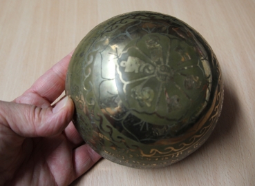 Tibetische Klangschale mit Schnitzereien - Om - 14cm