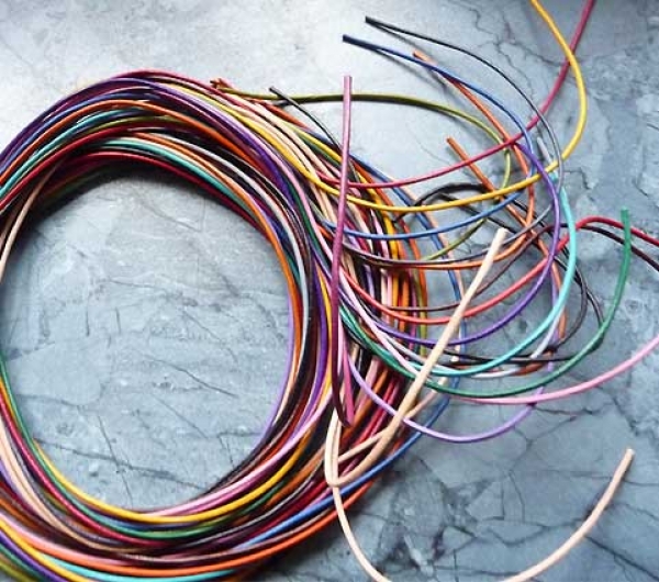 Lederband aus Ziegenleder (bunt) ohne Verschluß 1m