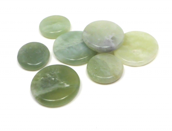 Scheibenstein Jade Größe ca. 3-5 x 5 cm groß (grün)