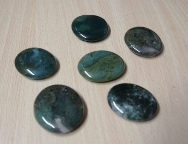 Scheibenstein Moosachat ca. 3-5 x 5 cm groß (dunkelgrün)