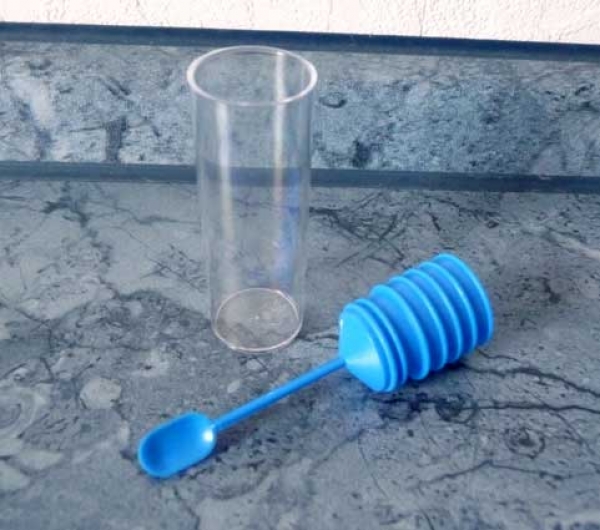 Stuhlröhrchen mit Löffel Farbe hellblau