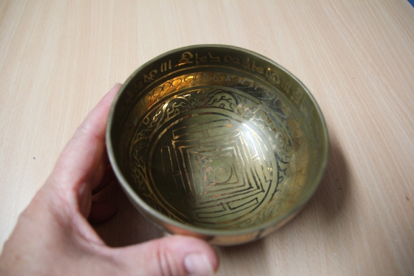 Tibetische Klangschale mit Schnitzereien - Om - 14cm