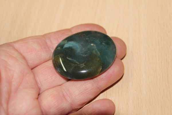 Scheibenstein Moosachat dunkelgrün ca. 5x6cm mit 0,8cm Höhe