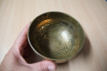 Tibetische Klangschale mit Schnitzereien - Om - 14cm