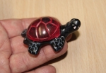 KENIA - Rot mit schwarze Meeresschildkröte 7x6cm